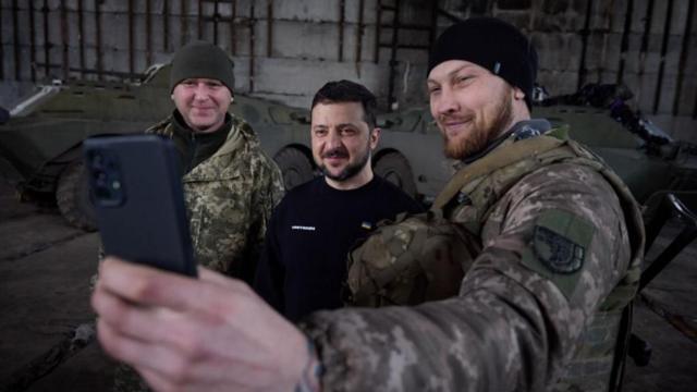 Zelensky Peut Utiliser L’Inflation des Pertes Militaires à Son Avantage lors des Prochaines Présidentielles