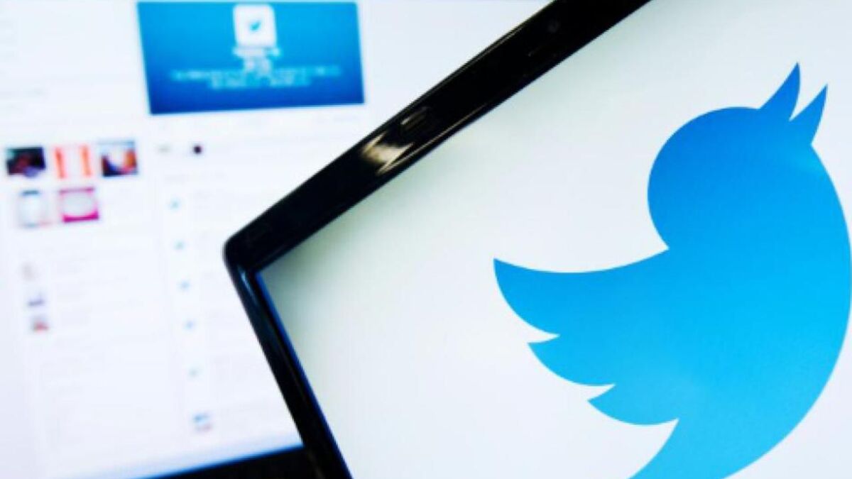 Arrestation d’un comédien britannique pour des tweets jugés homophobes : un nouveau défi à la liberté d’expression